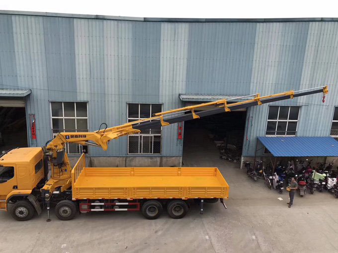昊意遙控折臂吊機16噸柳汽乘龍隨車吊圖片展示3